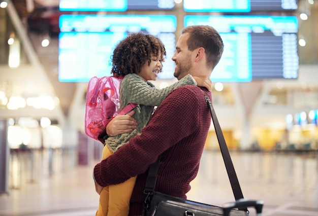 Foto el padre viaja y abraza a la niña en el aeropuerto riéndose de una broma cómica y divirtiéndose juntos atención de adopción de vuelos de inmigración y amor de un hombre feliz abrazando a un niño adoptivo en la sonrisa de la aerolínea y vinculación