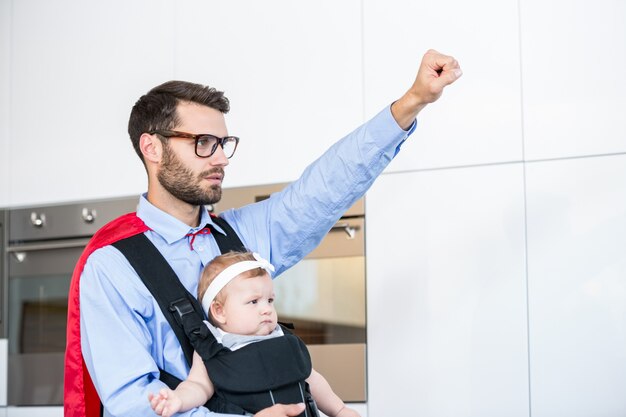 Padre vistiendo traje de superhéroe con hija