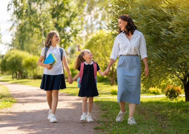 Padres y alumnos yendo a la escuela.