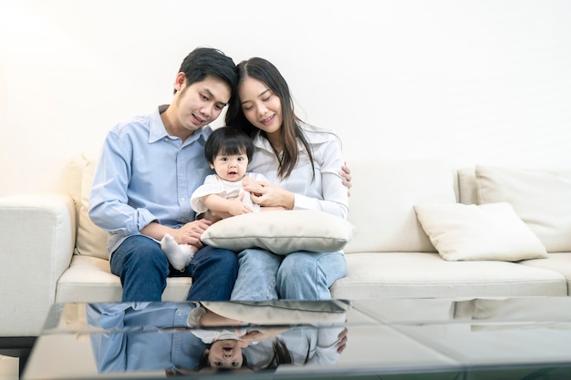 Padres asiáticos y un niño niño jugando en casa. Concepto de familia.