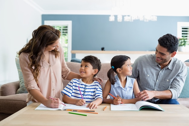 Padres ayudando a sus hijos a hacer la tarea