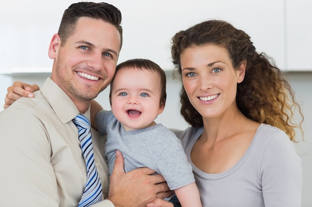 Foto padres con bebé adorable