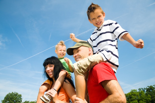 padres cargando a sus hijos sobre sus hombros