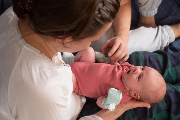 Padres caucásicos felices sosteniendo a su bebé recién nacido