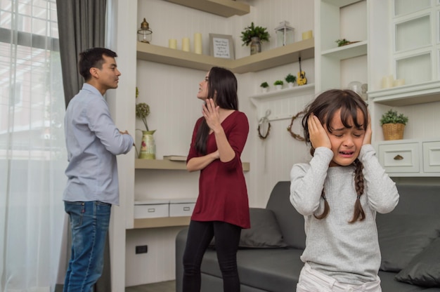 Foto los padres discuten detrás de la niña llorando en casa