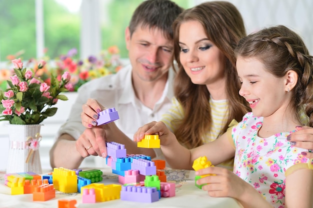 Padres e hijas jugando con bloques de plástico