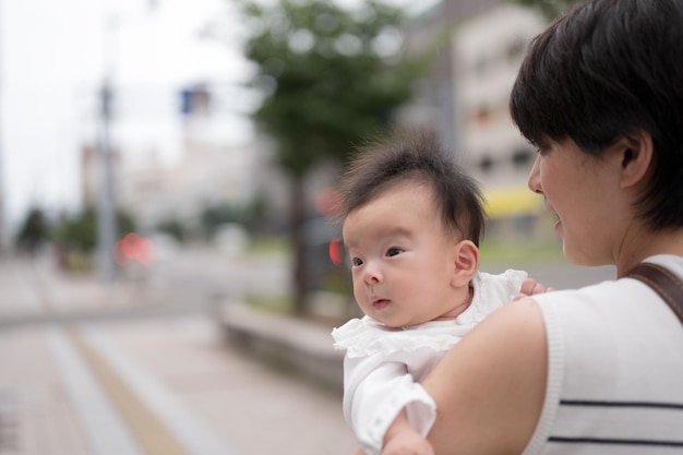 Padres e hijos caminando por la ciudad.