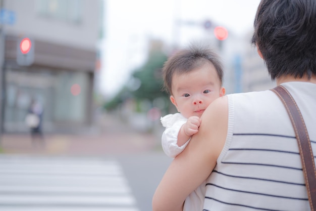 Padres e hijos caminando por la ciudad.