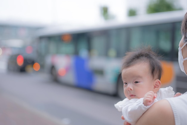 Padres e hijos caminando por la ciudad.