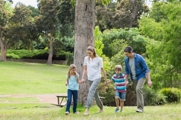 Padres e hijos caminando en el parque