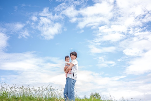 Padres e hijos y cielo azul