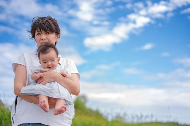 Padres e hijos y cielo azul