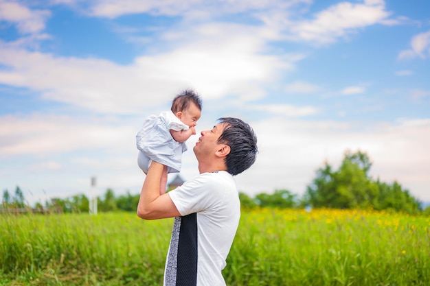 Padres e hijos y cielo azul