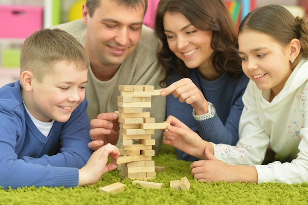 Padres e hijos jugando con bloques de madera.