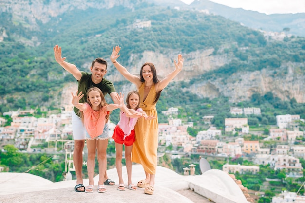 Padres e hijos posando en la ciudad de Positano en Italia en la costa de Amalfi