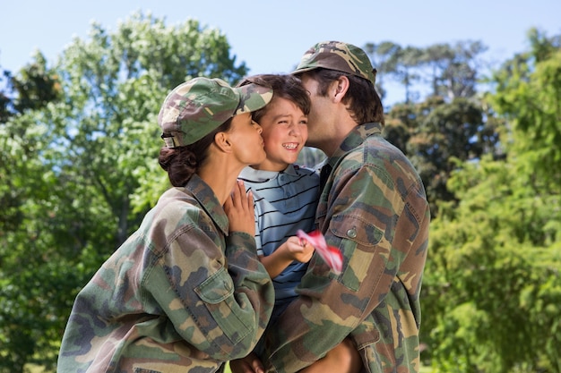 Foto los padres del ejército se reunieron con su hijo