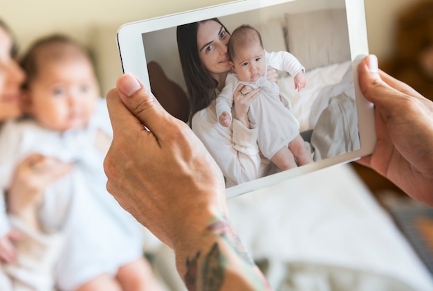 Los padres están usando dispositivos digitales para compartir con sus hijos.