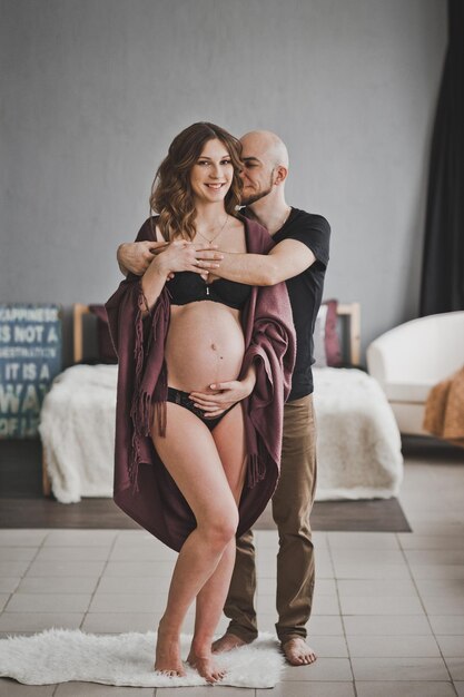 Foto los padres felices están esperando el nacimiento de un niño 1288