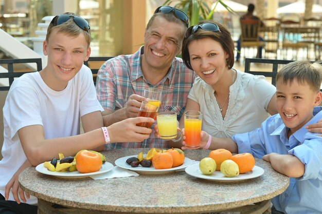 Padres felices con sus hijos comiendo