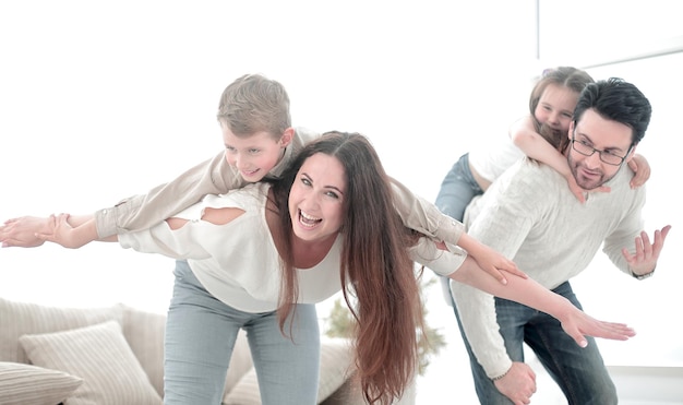 Los padres felices con sus hijos se divierten