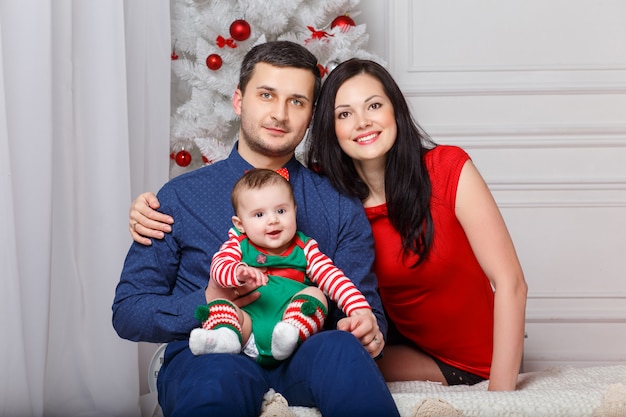 Padres con hija en una sesión de fotos de Navidad