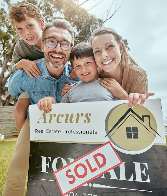 Padres, hijos y venta de bienes raíces con retrato de afiche y sonrisa para el comienzo de una nueva casa e inversión para el futuro Padre, madre e hijos varones con inversión de propiedad de signo vendido y casa familiar