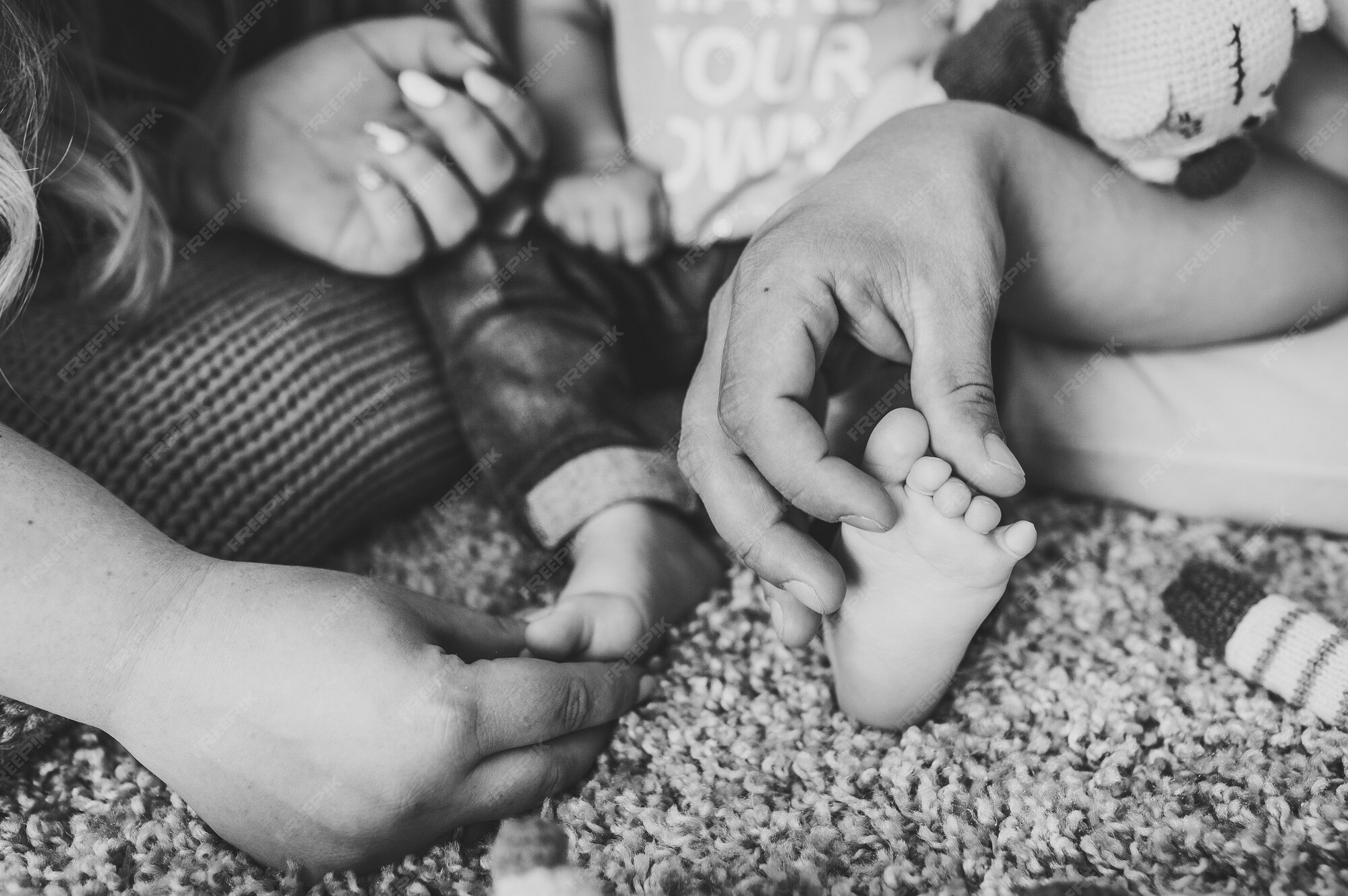 Los Padres Jovenes Sostienen Los Pies Del Nino De Apoyo Con La Mano Y El Lindo Bebe Acostado En La Cama En Casa Pies De Bebe Mama Y Papa Sostienen Las Piernas