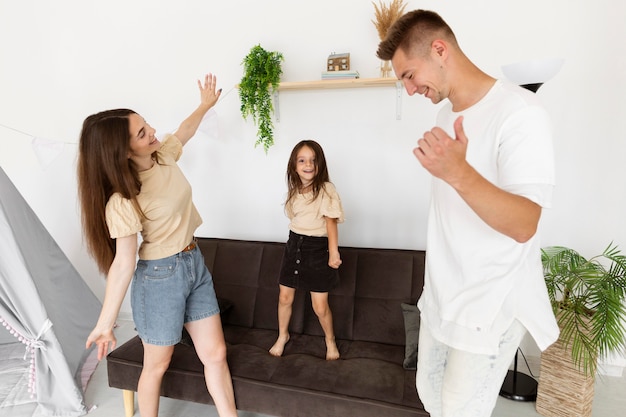 Padres jugando con su hija en casa