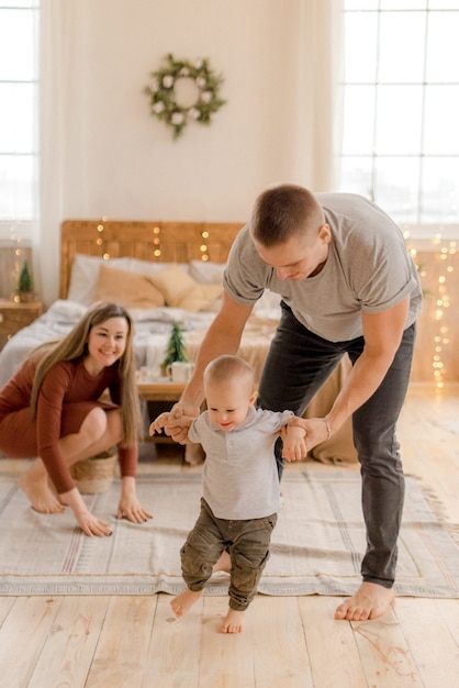 Padres jugando con su hijo