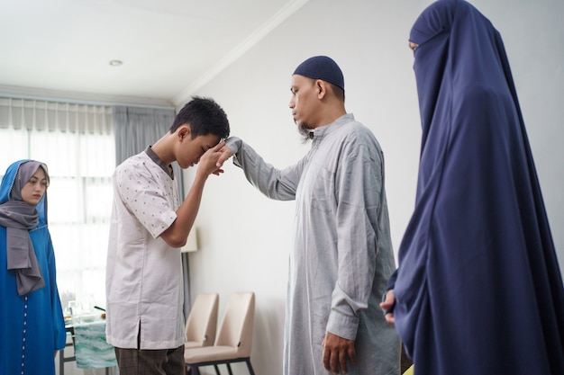 Foto padres musulmanes asiáticos estrechan la mano en idul fitri eid mubarak