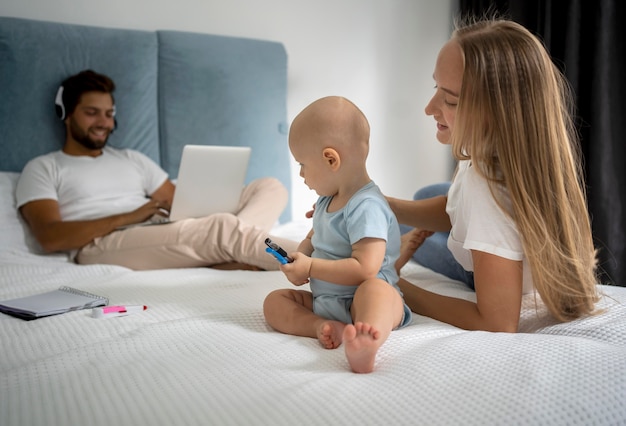 Padres con niños en casa durante la cuarentena