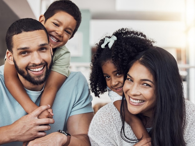 Los padres, los niños y la familia feliz se retratan en la sala de estar y se relajan, juegan y se divierten juntos en España.