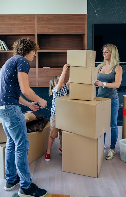 Padres con niños pequeños ayudando a hacer el cambio