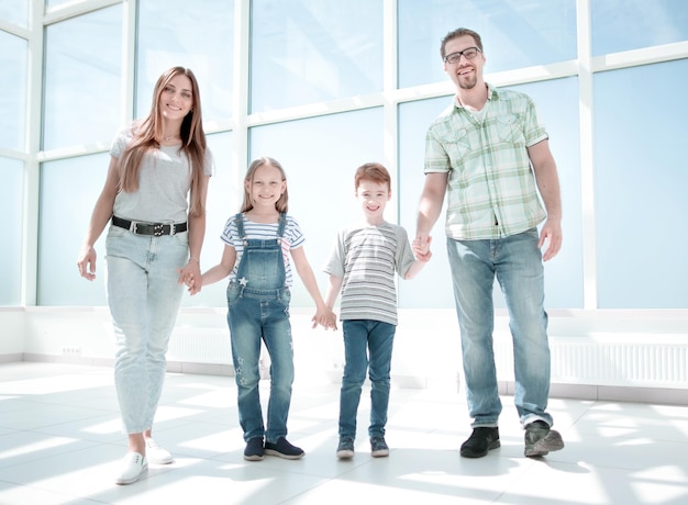 Padres con niños pequeños de pie en la nueva casa.