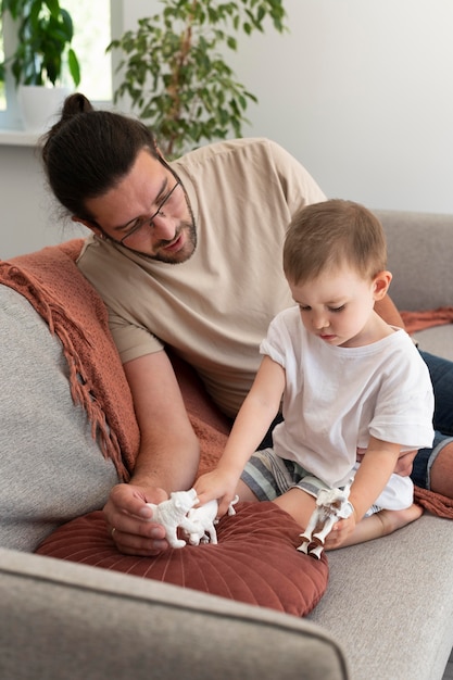 Los padres pasan tiempo de calidad con sus hijos.