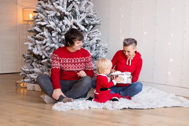 Los padres presentan caja de regalo a su hijo en Navidad
