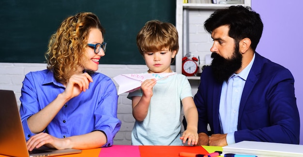 Los padres que educan en el hogar ayudan a los maestros de niños a enseñar a los niños lecciones privadas de matemáticas para niños