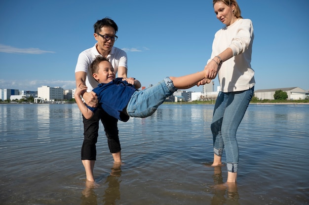 Foto padres que pasan tiempo con sus hijos