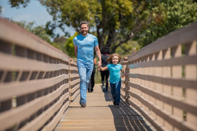 Los padres se relajan con el niño pequeño, el padre con el niño en el día de verano, la paternidad y la paternidad.