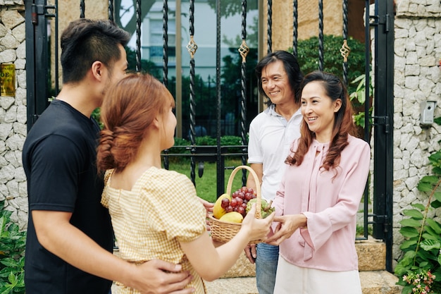 Los padres saludan al hijo con la novia