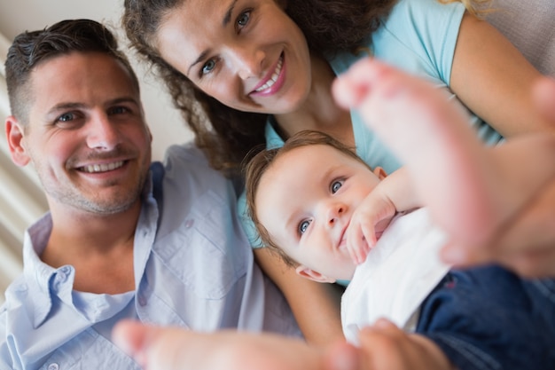 Padres sonrientes con lindo bebé