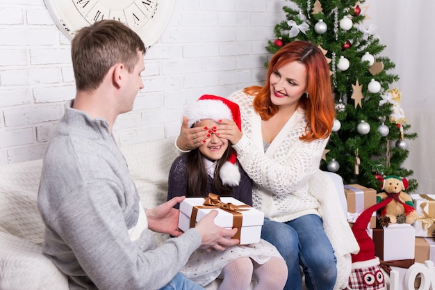 Los padres sorprenden a su hija con un regalo de Navidad