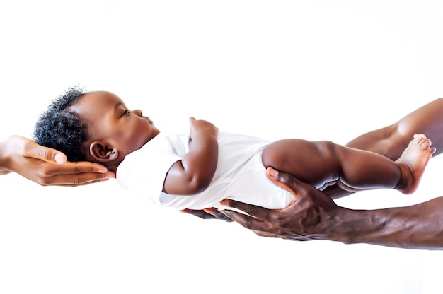Padres sosteniendo un bebé niño afroamericano