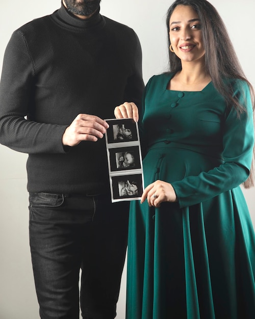 Los padres sostienen una imagen de ultrasonido del bebé