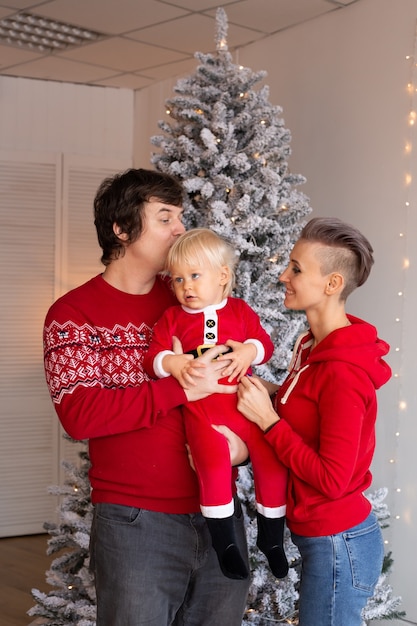 Los padres y su lindo hijo esperando la Navidad en casa. Navidad familiar en casa.