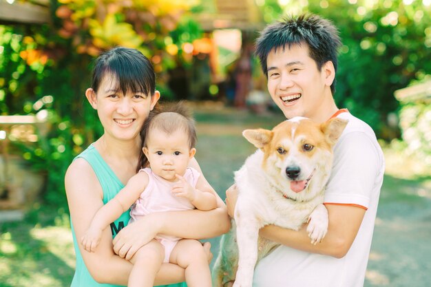 Los padres y su pequeña niña con un perro