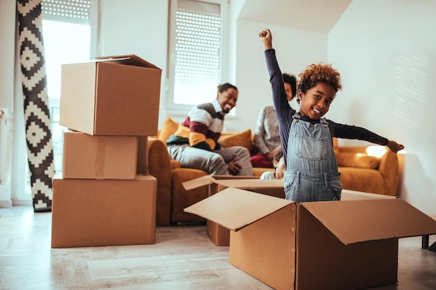 Los padres y sus hijos se mudan a una nueva casa.