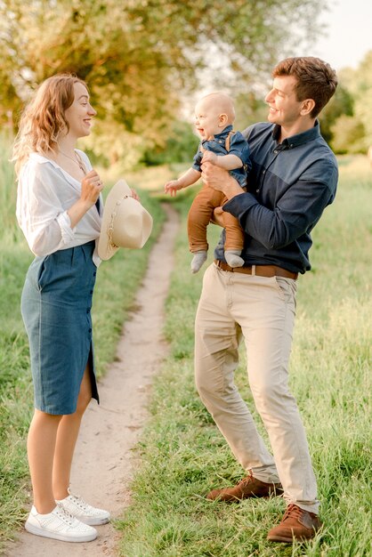 Padres con sus hijos en el parque