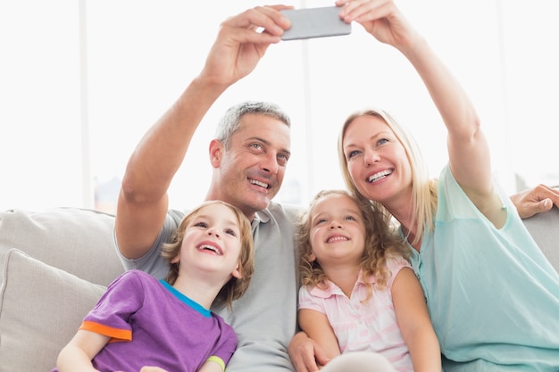 Padres tomando selfie con niños