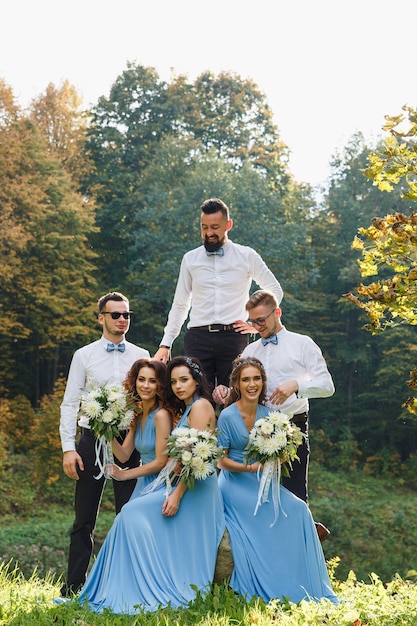 Padrinhos e damas de honra se divertindo na cerimônia de casamento